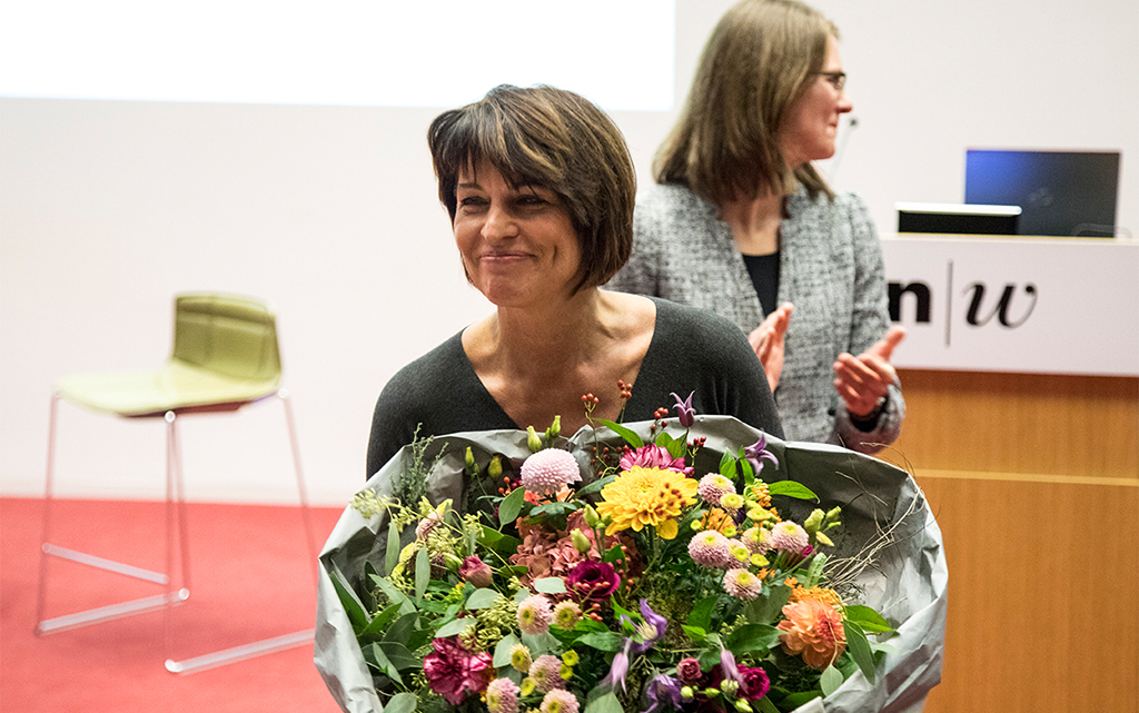 Doris Leuthard reçoit un magnifique bouquet.